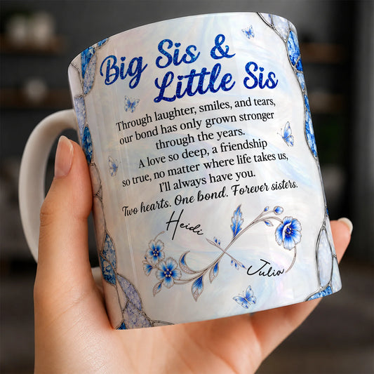 Mug en céramique personnalisé Grande Sœur & Petite Sœur – Papillon bijou saphir bleu, à travers les rires et les sourires, deux cœurs, un lien, prénoms personnalisés, cadeau pour sœur