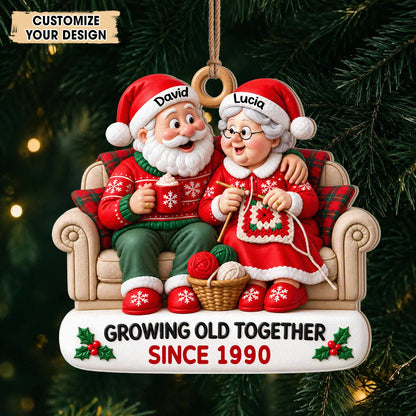 Personalisierter gemütlicher Weihnachtsbaumschmuck für Paare aus Holz – Weihnachtsmann & Weihnachtsfrau auf dem Sofa bei heißer Schokolade & beim Stricken, gemeinsam alt werden seit, individuelle Namen, Jahr, Jahrestagsgeschenk für Paare