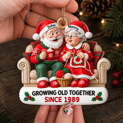Personalisierter gemütlicher Weihnachtsbaumschmuck für Paare aus Holz – Weihnachtsmann & Weihnachtsfrau auf dem Sofa bei heißer Schokolade & beim Stricken, gemeinsam alt werden seit, individuelle Namen, Jahr, Jahrestagsgeschenk für Paare