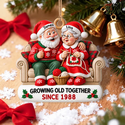 Personalisierter gemütlicher Weihnachtsbaumschmuck für Paare aus Holz – Weihnachtsmann & Weihnachtsfrau auf dem Sofa bei heißer Schokolade & beim Stricken, gemeinsam alt werden seit, individuelle Namen, Jahr, Jahrestagsgeschenk für Paare