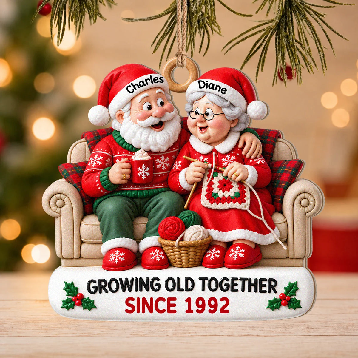 Personalisierter gemütlicher Weihnachtsbaumschmuck für Paare aus Holz – Weihnachtsmann & Weihnachtsfrau auf dem Sofa bei heißer Schokolade & beim Stricken, gemeinsam alt werden seit, individuelle Namen, Jahr, Jahrestagsgeschenk für Paare