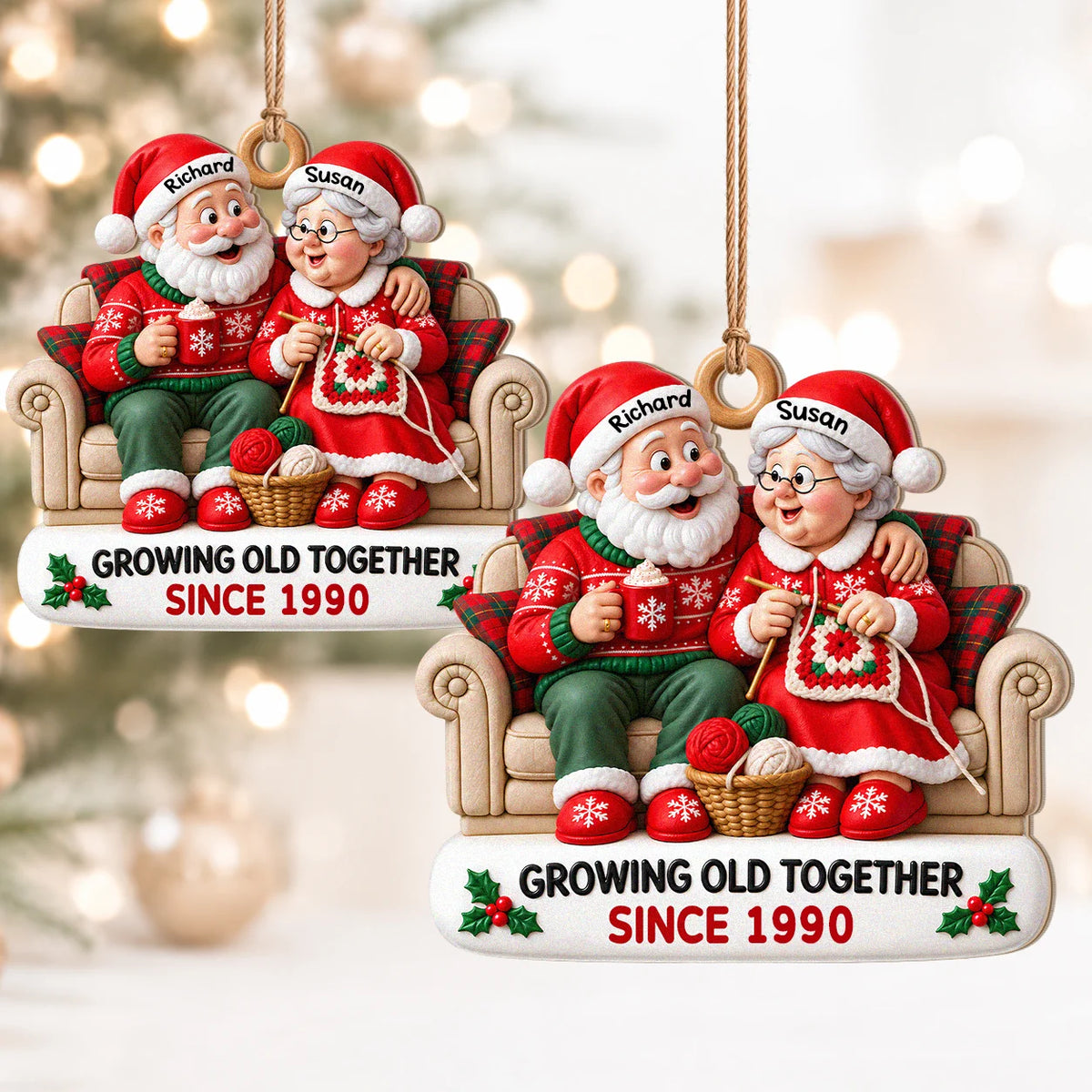 Personalisierter gemütlicher Weihnachtsbaumschmuck für Paare aus Holz – Weihnachtsmann & Weihnachtsfrau auf dem Sofa bei heißer Schokolade & beim Stricken, gemeinsam alt werden seit, individuelle Namen, Jahr, Jahrestagsgeschenk für Paare