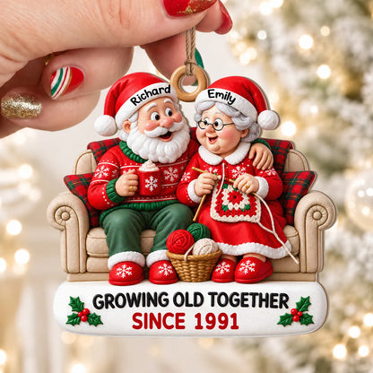 Personalisierter gemütlicher Weihnachtsbaumschmuck für Paare aus Holz – Weihnachtsmann & Weihnachtsfrau auf dem Sofa bei heißer Schokolade & beim Stricken, gemeinsam alt werden seit, individuelle Namen, Jahr, Jahrestagsgeschenk für Paare