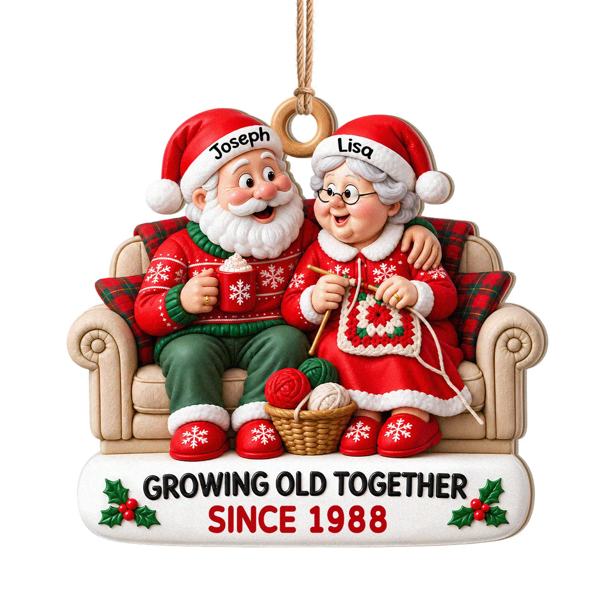 Personalisierter gemütlicher Weihnachtsbaumschmuck für Paare aus Holz – Weihnachtsmann & Weihnachtsfrau auf dem Sofa bei heißer Schokolade & beim Stricken, gemeinsam alt werden seit, individuelle Namen, Jahr, Jahrestagsgeschenk für Paare