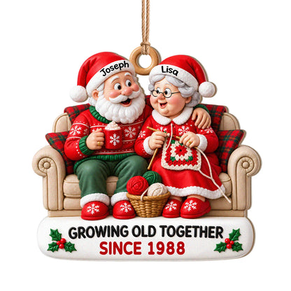 Personalisierter gemütlicher Weihnachtsbaumschmuck für Paare aus Holz – Weihnachtsmann & Weihnachtsfrau auf dem Sofa bei heißer Schokolade & beim Stricken, gemeinsam alt werden seit, individuelle Namen, Jahr, Jahrestagsgeschenk für Paare