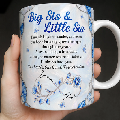 Mug en céramique personnalisé Grande Sœur & Petite Sœur – Papillon bijou saphir bleu, à travers les rires et les sourires, deux cœurs, un lien, prénoms personnalisés, cadeau pour sœur