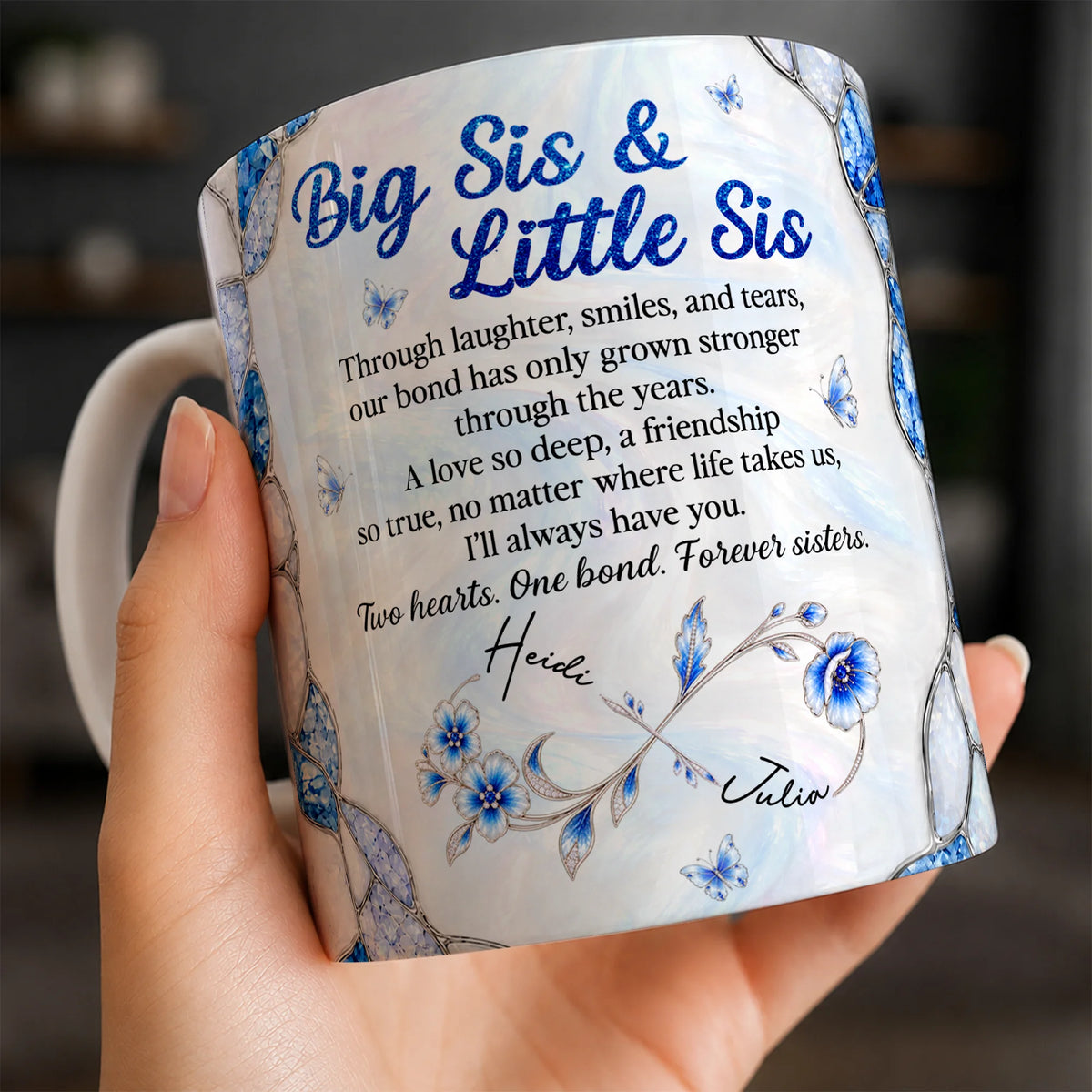 Mug en céramique personnalisé Grande Sœur & Petite Sœur – Papillon bijou saphir bleu, à travers les rires et les sourires, deux cœurs, un lien, prénoms personnalisés, cadeau pour sœur