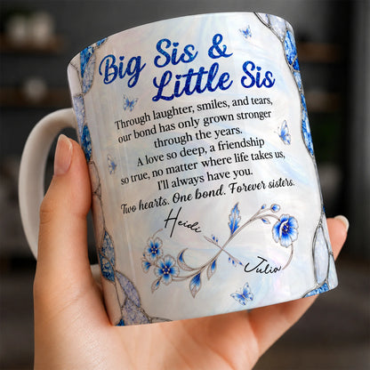 Mug en céramique personnalisé Grande Sœur & Petite Sœur – Papillon bijou saphir bleu, à travers les rires et les sourires, deux cœurs, un lien, prénoms personnalisés, cadeau pour sœur