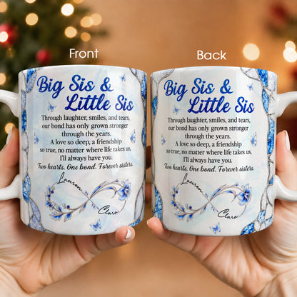 Mug en céramique personnalisé Grande Sœur & Petite Sœur – Papillon bijou saphir bleu, à travers les rires et les sourires, deux cœurs, un lien, prénoms personnalisés, cadeau pour sœur