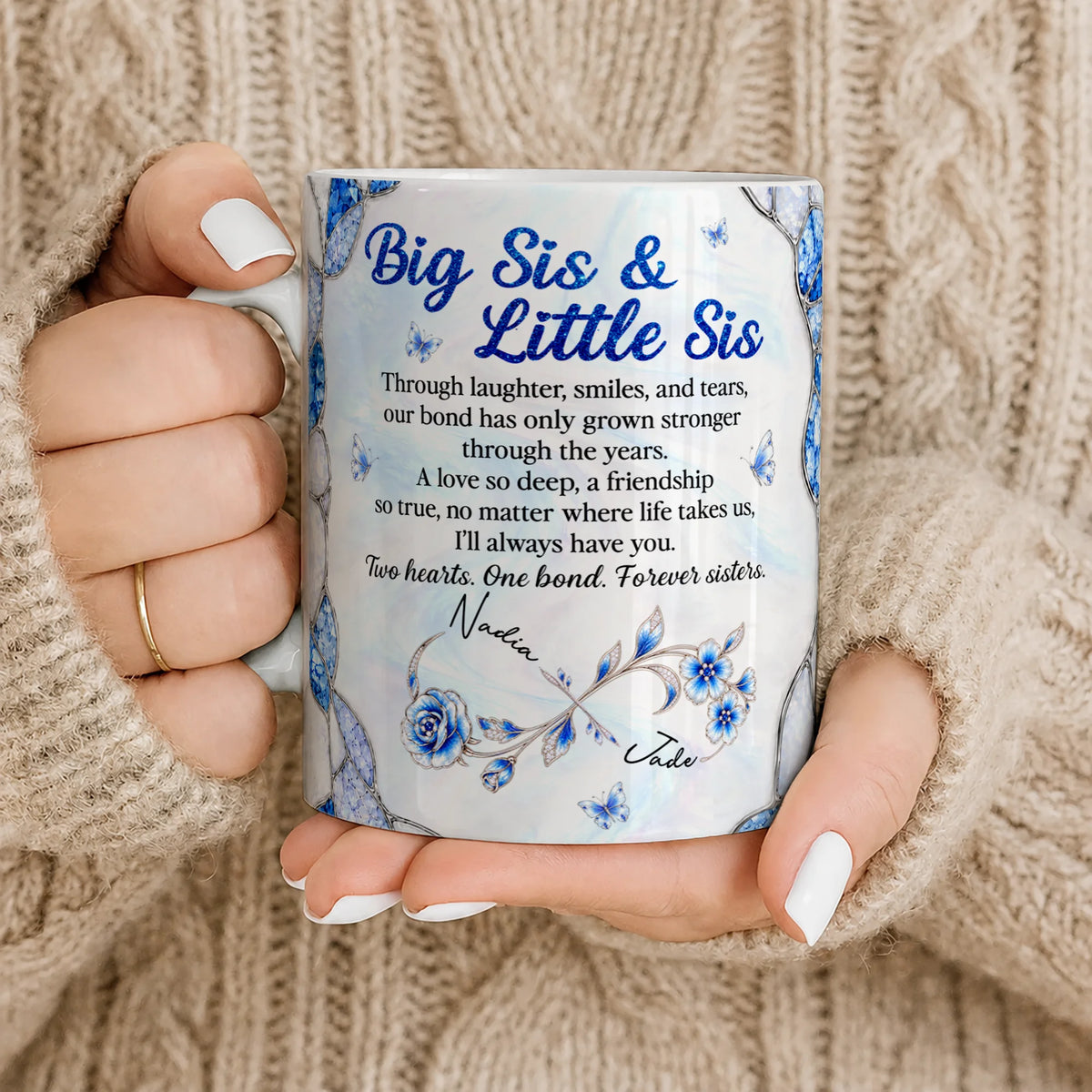 Mug en céramique personnalisé Grande Sœur & Petite Sœur – Papillon bijou saphir bleu, à travers les rires et les sourires, deux cœurs, un lien, prénoms personnalisés, cadeau pour sœur