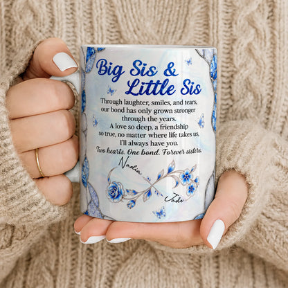 Mug en céramique personnalisé Grande Sœur & Petite Sœur – Papillon bijou saphir bleu, à travers les rires et les sourires, deux cœurs, un lien, prénoms personnalisés, cadeau pour sœur