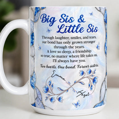 Mug en céramique personnalisé Grande Sœur & Petite Sœur – Papillon bijou saphir bleu, à travers les rires et les sourires, deux cœurs, un lien, prénoms personnalisés, cadeau pour sœur