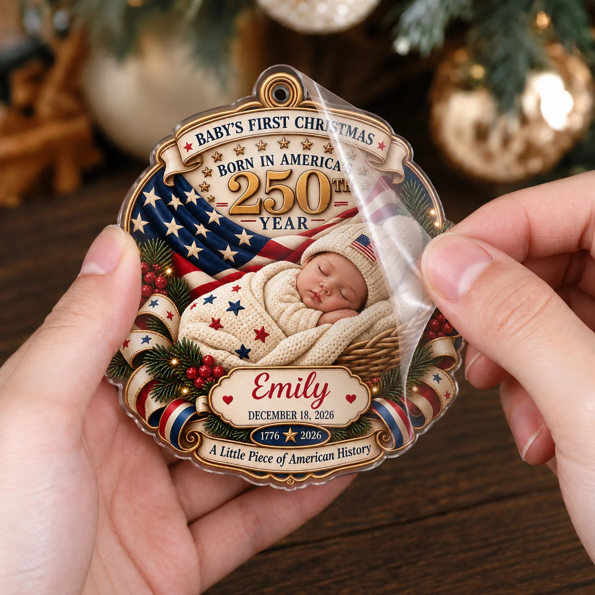 Personalisierter Acryl-Weihnachtsbaumschmuck „Baby's First Christmas America 250“ – schlafendes Baby im Körbchen – Geschenk mit individuellem Namen & Geburtsdatum für Babys