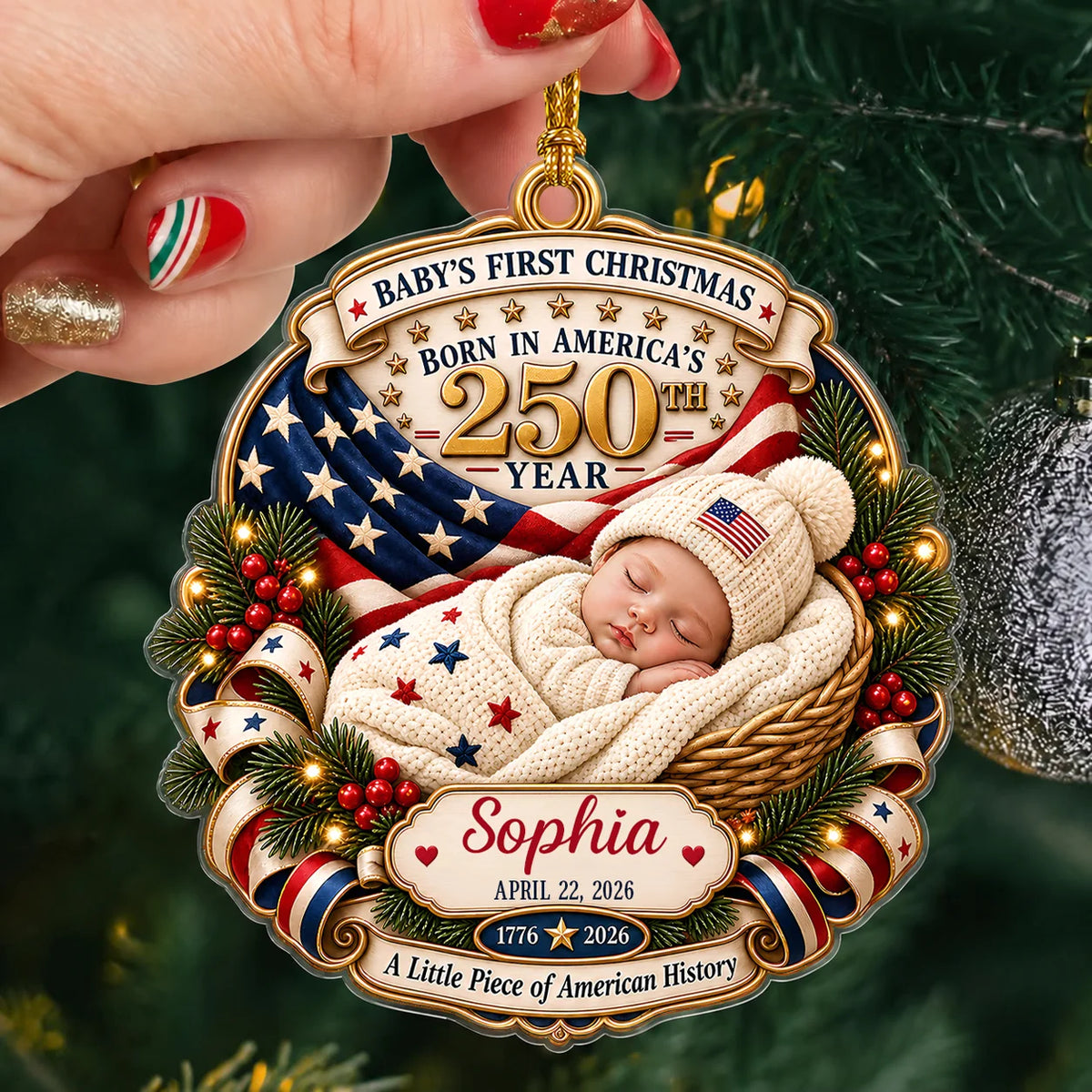 Personalisierter Acryl-Weihnachtsbaumschmuck „Baby's First Christmas America 250“ – schlafendes Baby im Körbchen – Geschenk mit individuellem Namen & Geburtsdatum für Babys