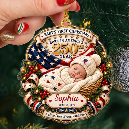 Personalisierter Acryl-Weihnachtsbaumschmuck „Baby's First Christmas America 250“ – schlafendes Baby im Körbchen – Geschenk mit individuellem Namen & Geburtsdatum für Babys