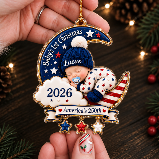 Personalisierter Acryl-Weihnachtsbaumschmuck „Mein 1. Weihnachten 2026“ – schlafender Babyjunge auf einer Mondsichel, Amerikas 250-jähriges Jubiläum, Sterne & Streifen, individueller Name, Andenken zur Geburt