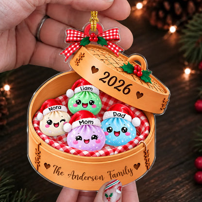 Ornement de Noël en acrylique « Famille de raviolis au bonnet de Père Noël » dans un panier vapeur à carreaux – Cadeau pour la famille