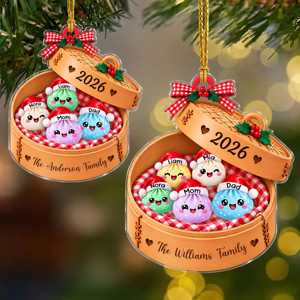 Ornement de Noël en acrylique « Famille de raviolis au bonnet de Père Noël » dans un panier vapeur à carreaux – Cadeau pour la famille