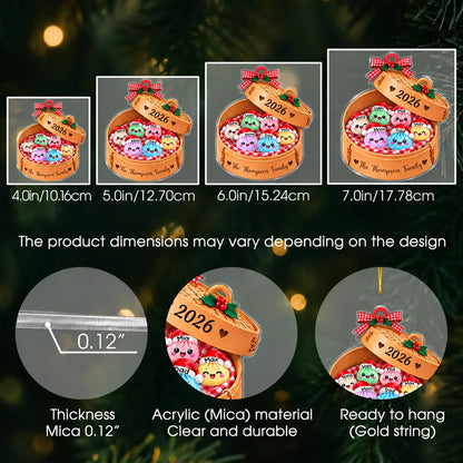 Ornement de Noël en acrylique « Famille de raviolis au bonnet de Père Noël » dans un panier vapeur à carreaux – Cadeau pour la famille