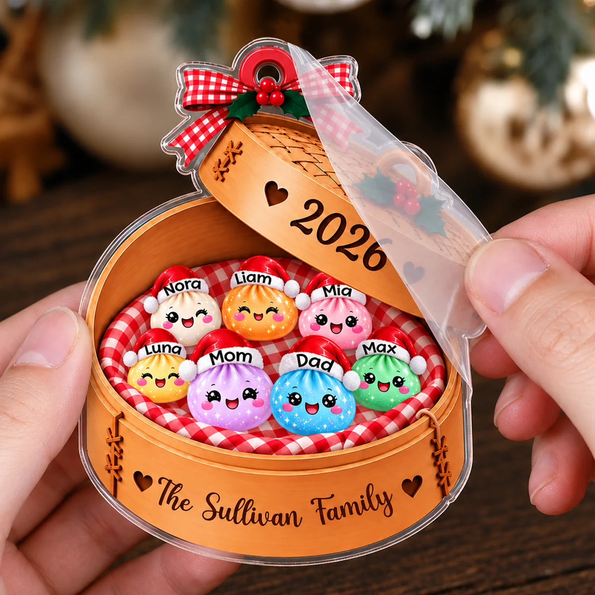 Ornement de Noël en acrylique « Famille de raviolis au bonnet de Père Noël » dans un panier vapeur à carreaux – Cadeau pour la famille