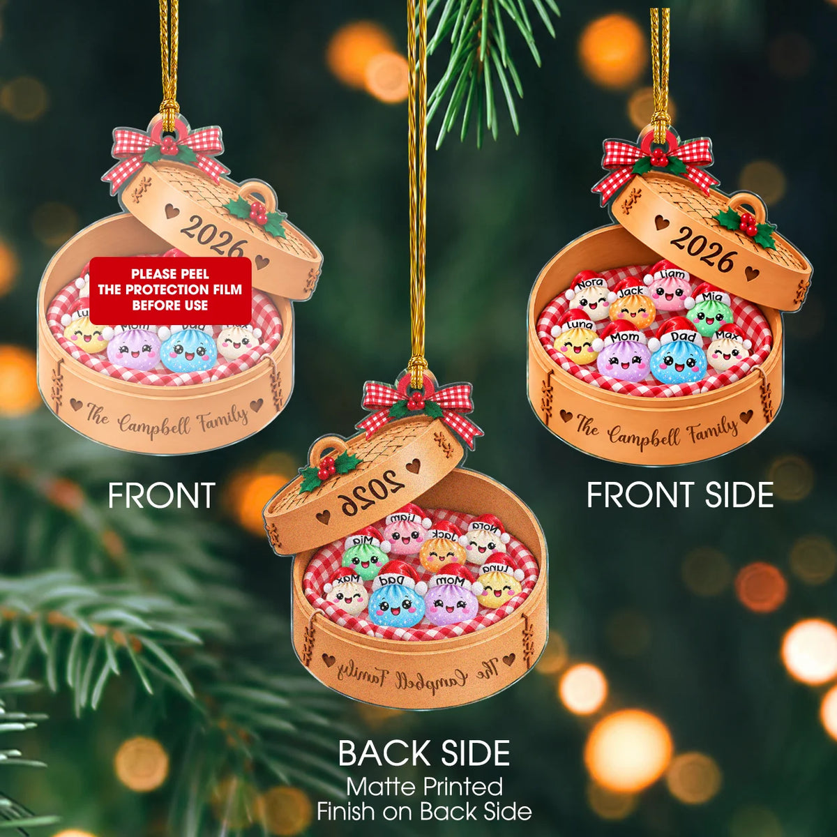 Ornement de Noël en acrylique « Famille de raviolis au bonnet de Père Noël » dans un panier vapeur à carreaux – Cadeau pour la famille