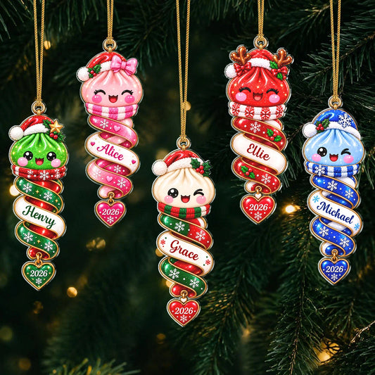 Personalisierter Weihnachts-Deko-Anhänger aus Acryl mit Spiralband und Knödel-Motiv – Buntes Geschenk mit Weihnachtsmannmütze und Wunschnamen für Kinder & Freunde
