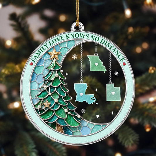 Personalisierter Acryl-Weihnachtsbaumschmuck mit Familienmotiv „Liebe kennt keine Distanz“ im Buntglas-Stil und Bundesstaatskarte – Geschenk für die Familie