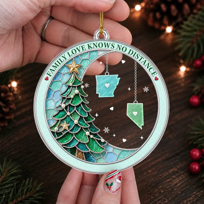 Ornement en acrylique personnalisé « L'amour familial ne connaît pas de distance », style vitrail, avec sapin de Noël et carte de l'État – Cadeau pour la famille