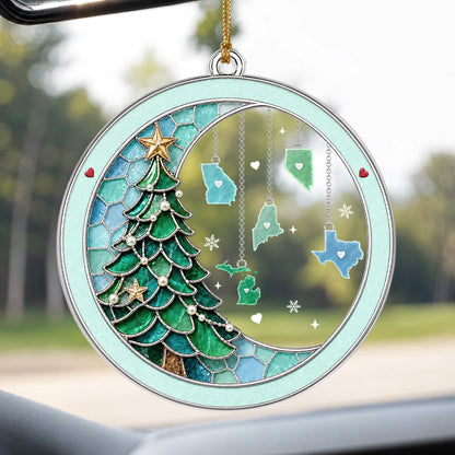 Ornement en acrylique personnalisé « L'amour familial ne connaît pas de distance », style vitrail, avec sapin de Noël et carte de l'État – Cadeau pour la famille