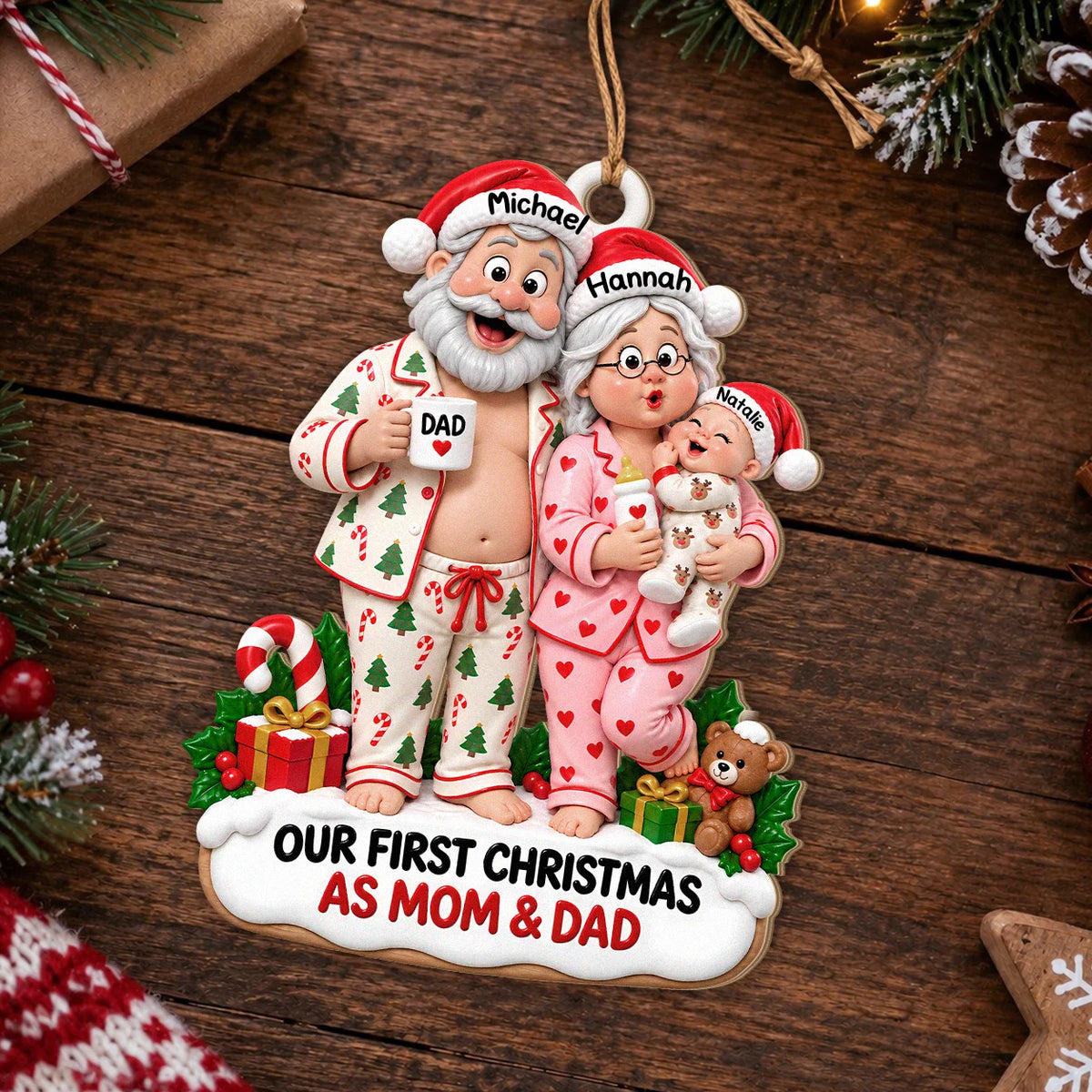 Personalisierter Holz-Weihnachtsschmuck „Unser erstes Weihnachten als Mama & Papa“ – Familien-Weihnachtspyjama & Babyflasche, individuelles Geschenk mit Namen für frischgebackene Eltern