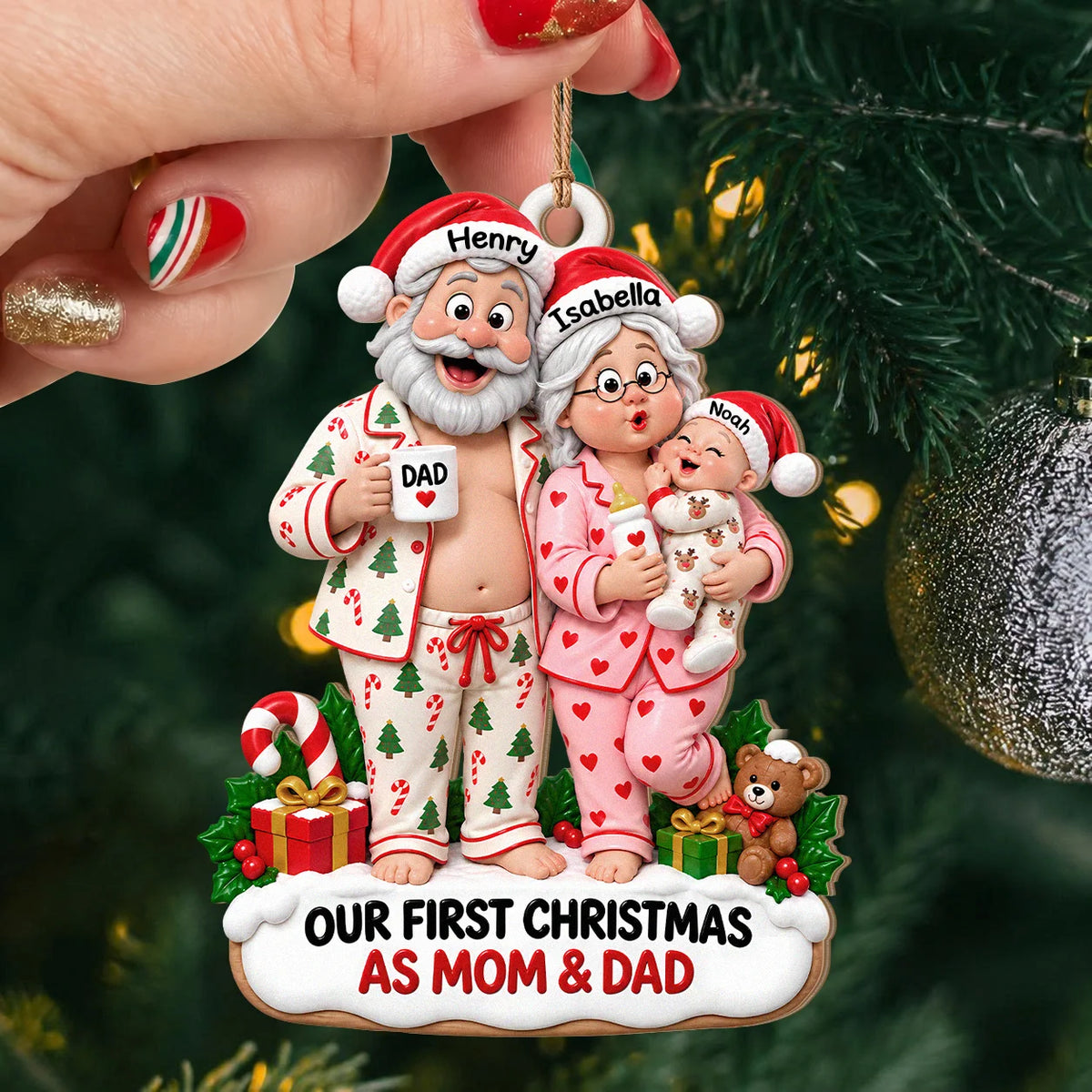Personalisierter Holz-Weihnachtsschmuck „Unser erstes Weihnachten als Mama & Papa“ – Familien-Weihnachtspyjama & Babyflasche, individuelles Geschenk mit Namen für frischgebackene Eltern