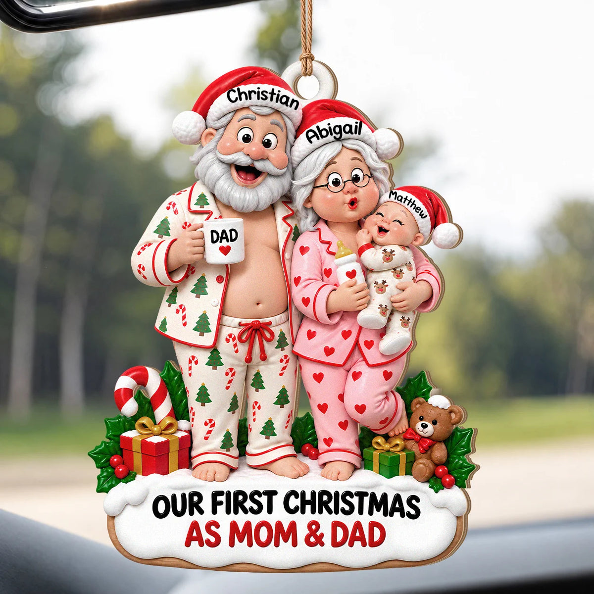 Personalisierter Holz-Weihnachtsschmuck „Unser erstes Weihnachten als Mama & Papa“ – Familien-Weihnachtspyjama & Babyflasche, individuelles Geschenk mit Namen für frischgebackene Eltern