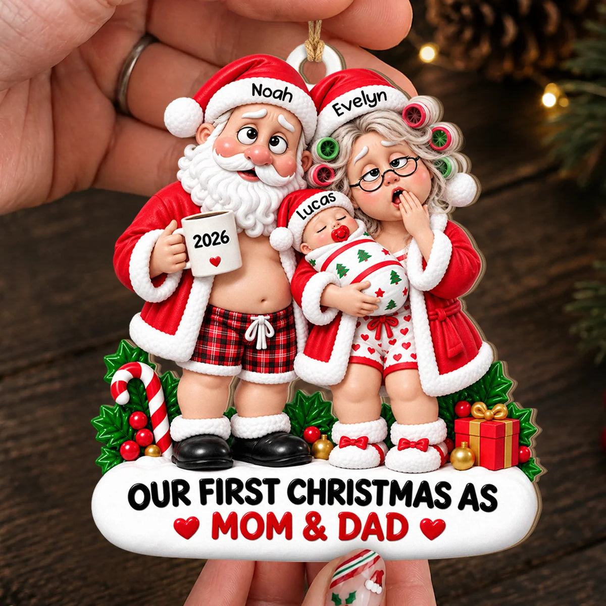 Personalisierter lustiger Weihnachtsanhänger aus Holz für frischgebackene Eltern – Erschöpfter Weihnachtsmann & Weihnachtsfrau mit Baby, Unser erstes Weihnachten als Mama & Papa, personalisierbare Namen & Jahr, Erinnerungsgeschenk