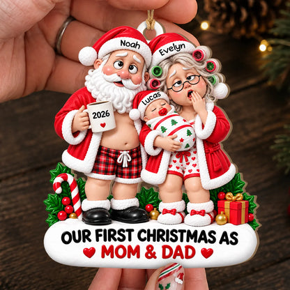 Personalisierter lustiger Weihnachtsanhänger aus Holz für frischgebackene Eltern – Erschöpfter Weihnachtsmann & Weihnachtsfrau mit Baby, Unser erstes Weihnachten als Mama & Papa, personalisierbare Namen & Jahr, Erinnerungsgeschenk