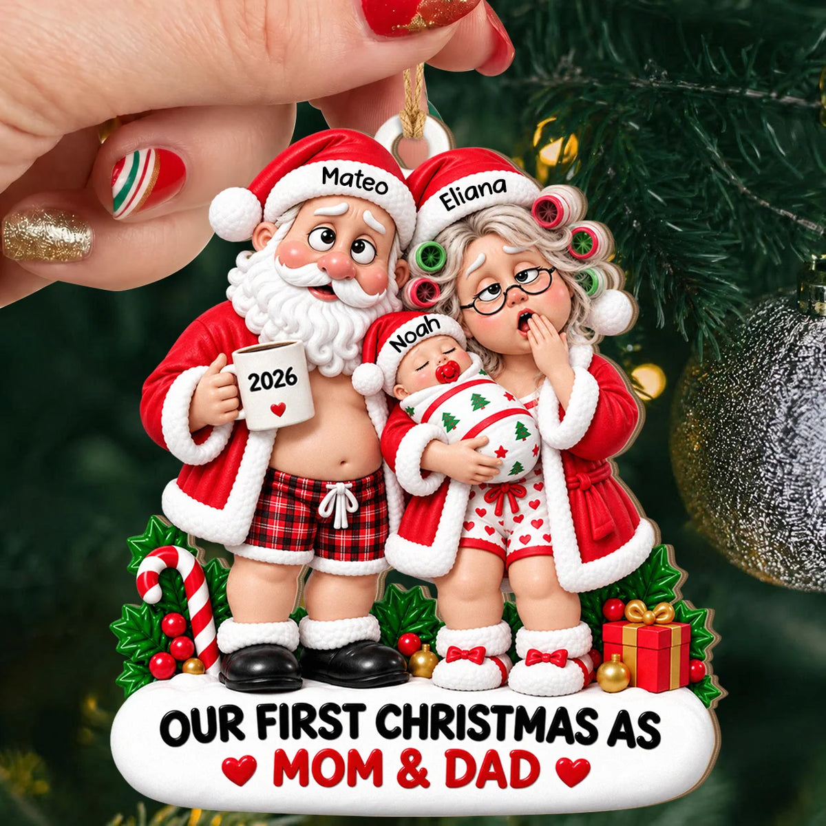 Personalisierter lustiger Weihnachtsanhänger aus Holz für frischgebackene Eltern – Erschöpfter Weihnachtsmann & Weihnachtsfrau mit Baby, Unser erstes Weihnachten als Mama & Papa, personalisierbare Namen & Jahr, Erinnerungsgeschenk