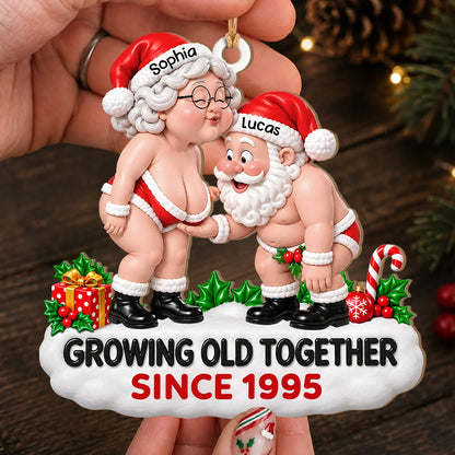 Ornement en bois personnalisé pour couple de Noël vieillissant ensemble en sous-vêtements rouges – Cadeau pour couples