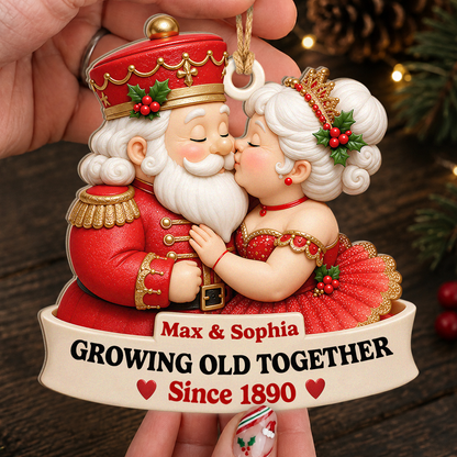 Personalisierter Weihnachts-Holzanhänger für Paare – Nussknacker-König & Weihnachtskönigin küssen sich, gemeinsam alt werden seit, individuelle Namen, Jahr, Jahrestagsgeschenk für Paare