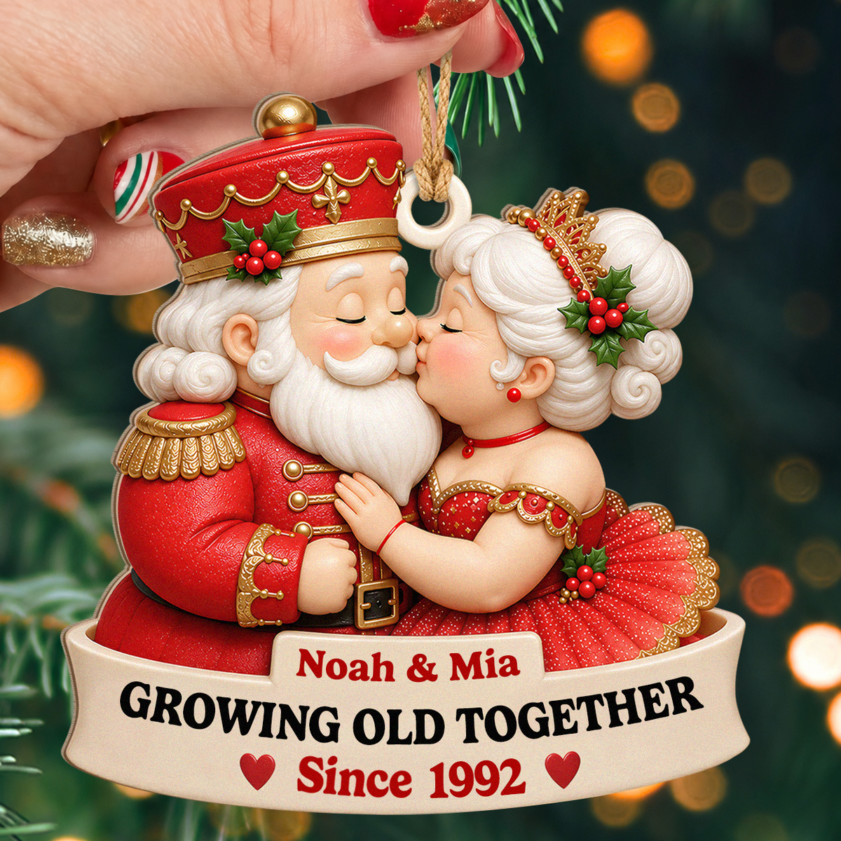 Personalisierter Weihnachts-Holzanhänger für Paare – Nussknacker-König & Weihnachtskönigin küssen sich, gemeinsam alt werden seit, individuelle Namen, Jahr, Jahrestagsgeschenk für Paare