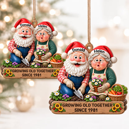 Personalisiertes Weihnachts-Holzornament für Paare – Gemeinsam alt werden seit Jahr, Weihnachtswichtel beim Gärtnern, individuelle Namen, Geschenk