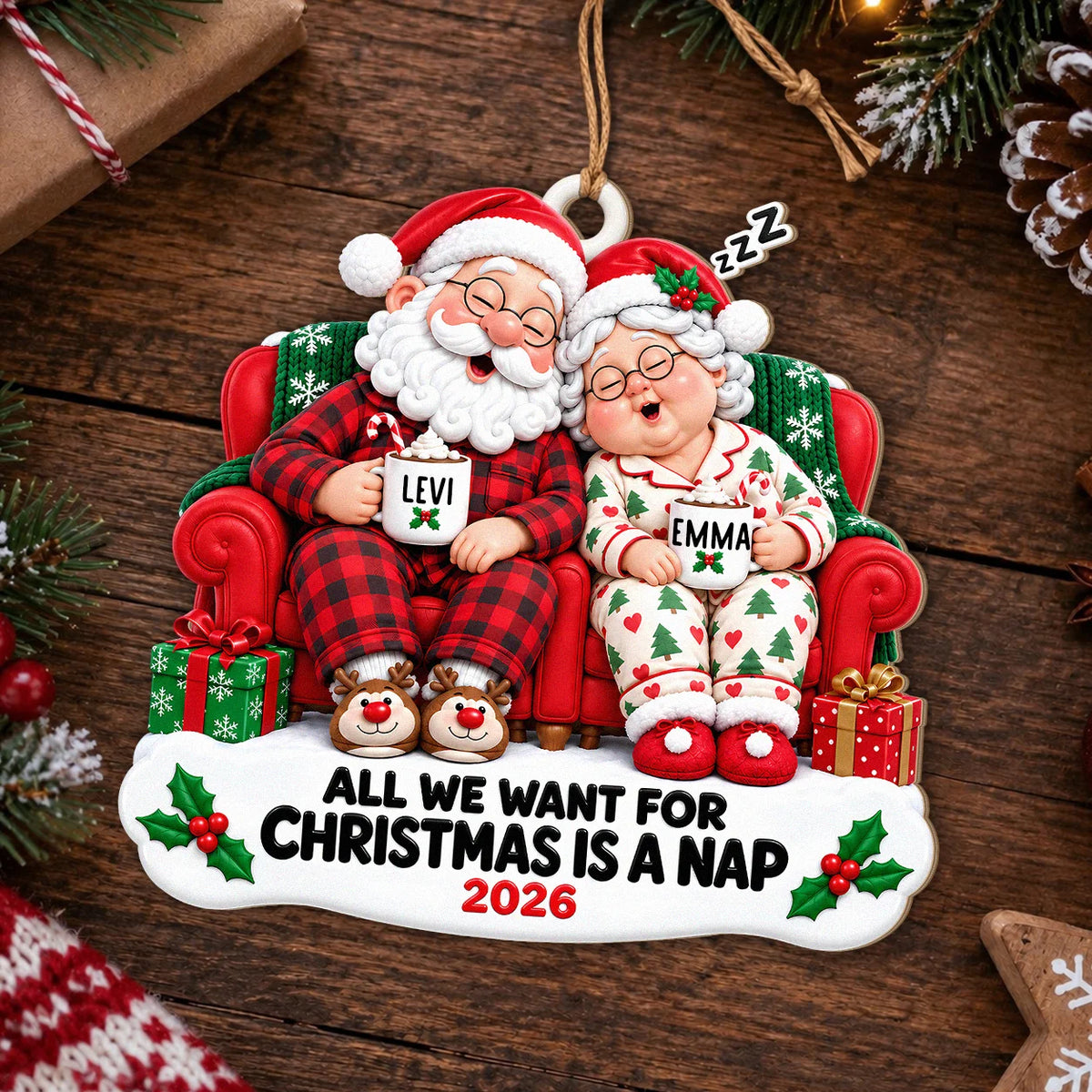 Personalisierter „All We Want for Christmas Is a Nap“ Weihnachtsmann-Paar Kakao Sofa Jahrestag Holz-Ornament – Geschenk für Paare