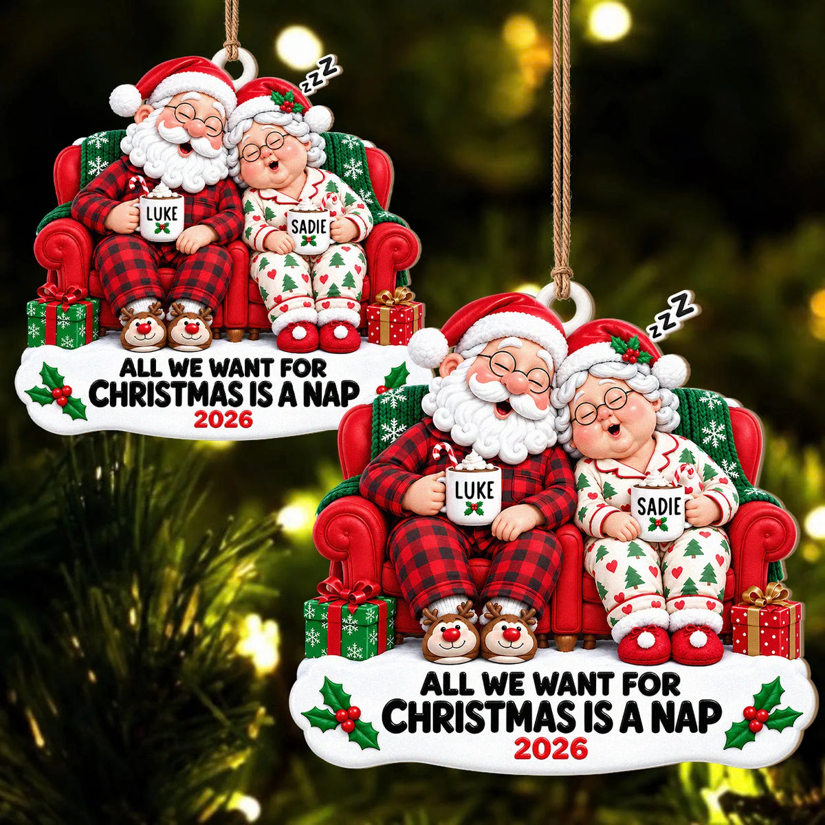 Personalisierter „All We Want for Christmas Is a Nap“ Weihnachtsmann-Paar Kakao Sofa Jahrestag Holz-Ornament – Geschenk für Paare