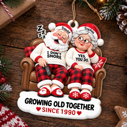 Personalisierter „Ich schnarche nicht“ „Doch, tust du“ Weihnachtspaar-Holzanhänger auf braunem Sofa – Geschenk für Paare