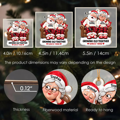 Personalisierter „Ich schnarche nicht“ „Doch, tust du“ Weihnachtspaar-Holzanhänger auf braunem Sofa – Geschenk für Paare