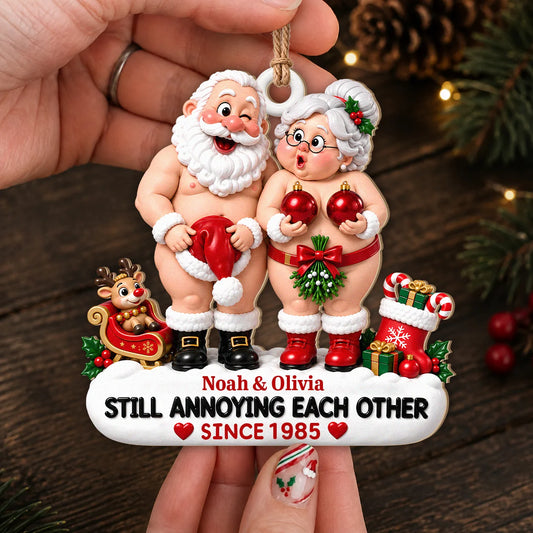 Personalisiertes „Wir nerven uns immer noch“ freches Weihnachtsmann-Paar-Mützen & rote Kugeln Jahrestags-Weihnachtsbaumschmuck aus Holz – Geschenk für Paare