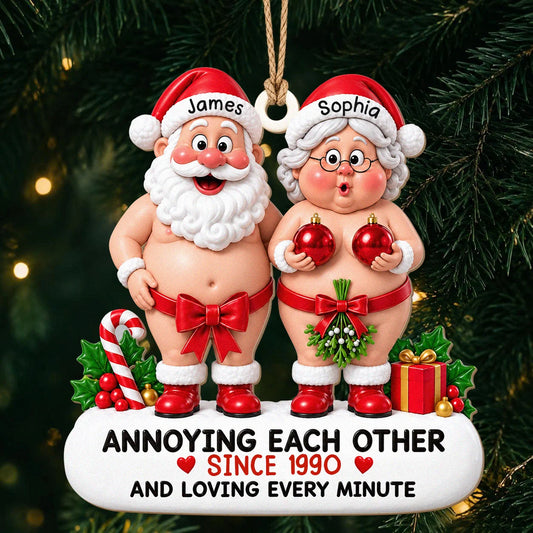 Personalisierter Weihnachtsbaumschmuck aus Holz: Weihnachtsmann & Frau Weihnachtsmann – Einander nervend – Individuelle Namen & Jahreszahl Geschenk