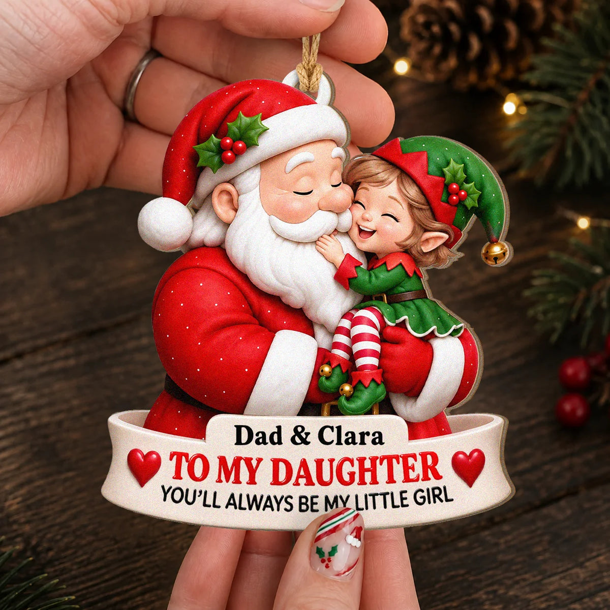 Personalisierter Weihnachtsbaumschmuck aus Holz: Papa als Weihnachtsmann küsst Elfen-Tochter – Geschenk für die Tochter