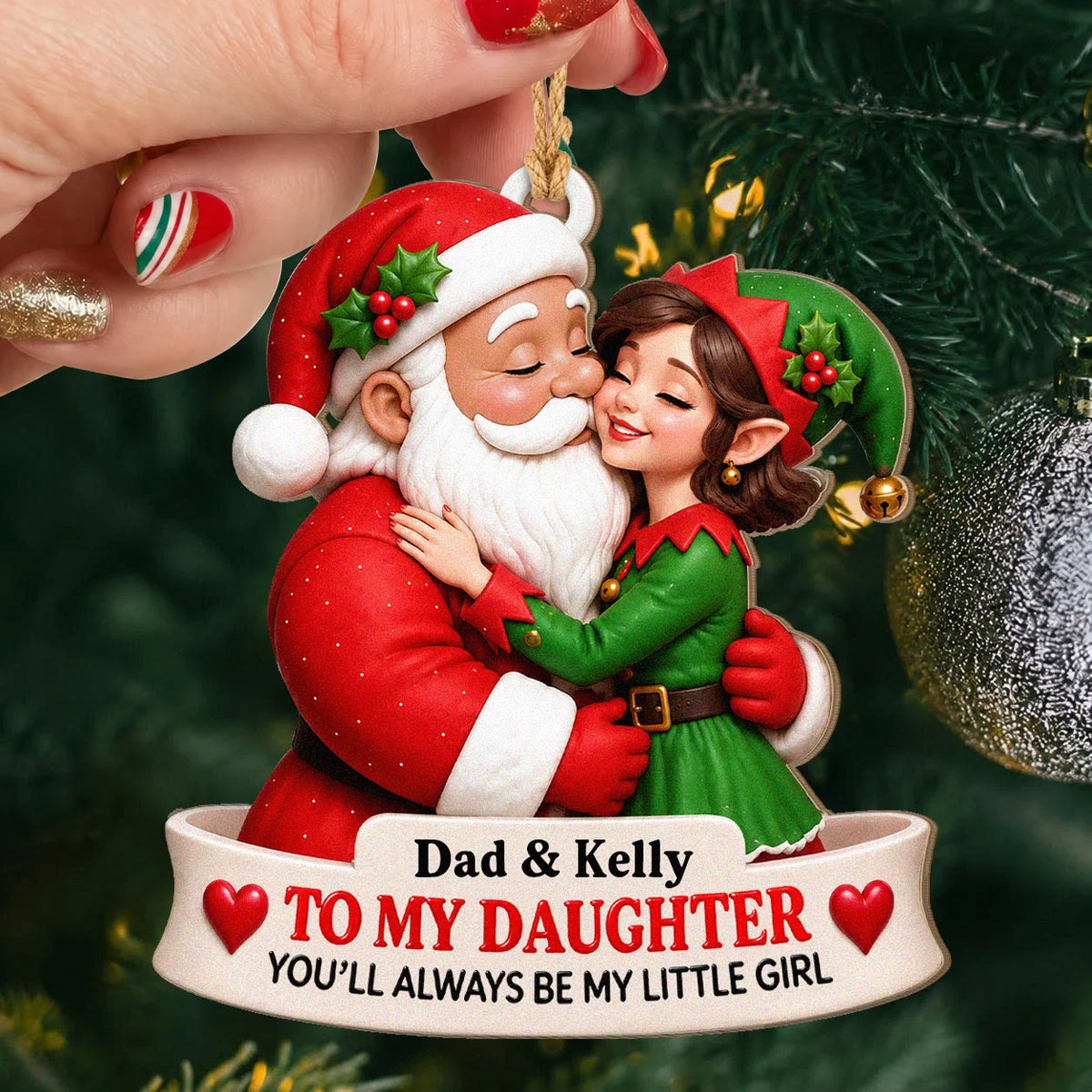 Personalisierter Weihnachtsbaumschmuck aus Holz: Papa als Weihnachtsmann küsst Elfen-Tochter – Geschenk für die Tochter