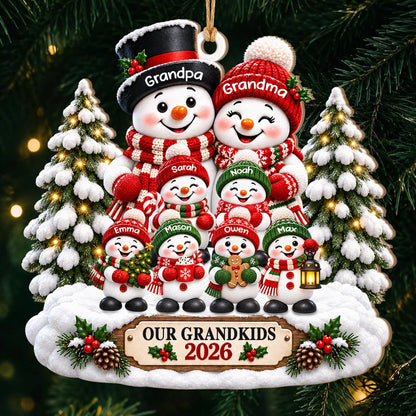 Personalisierter Schneemann-Familien-Weihnachtsschmuck aus Holz für unsere Enkelkinder – Geschenk mit verschneiten Bäumen und Wunschnamen für Oma & Opa
