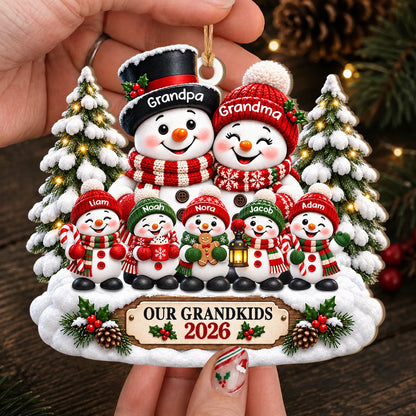 Personalisierter Schneemann-Familien-Weihnachtsschmuck aus Holz für unsere Enkelkinder – Geschenk mit verschneiten Bäumen und Wunschnamen für Oma & Opa