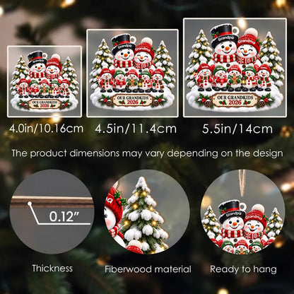 Personalisierter Schneemann-Familien-Weihnachtsschmuck aus Holz für unsere Enkelkinder – Geschenk mit verschneiten Bäumen und Wunschnamen für Oma & Opa